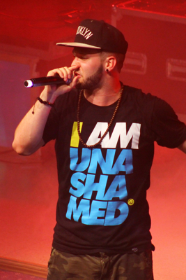 andy-mineo-performing-on-stage